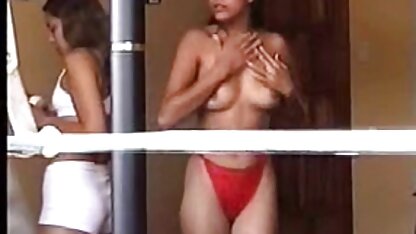 Doux sans culotte baisée dans la cuisine. videos vieilles salopes