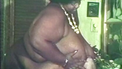 Nympho jouant avec un membre. tres tres vieille salope