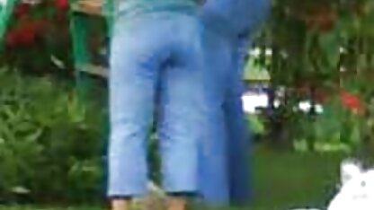 L'homme de Peter déchire son video massage cochonne petit ami à l'aide d'un vibrateur.
