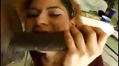 L'agent qui baise un voleur dans cochonne en collant le vagin.