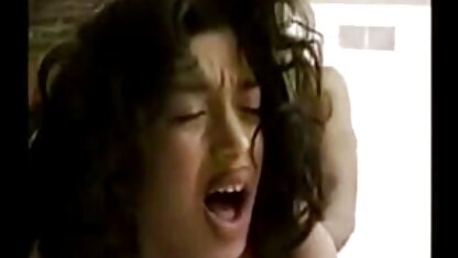 Très petite cochonne porn belle jeune fille montrant sa chatte à un ami.