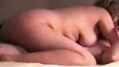 La fille taquine vieille grand mere cochonne le vieil homme sous Viagra.
