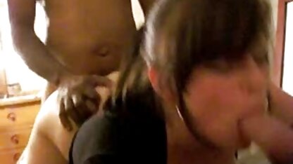 Brunette vissant son mari devant la fille sexy cochonne caméra.