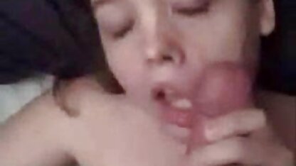 La femme a permis au poulet d'avoir des relations sexuelles avec une femme noire dans le bain à remous. les plus belles cochonnes