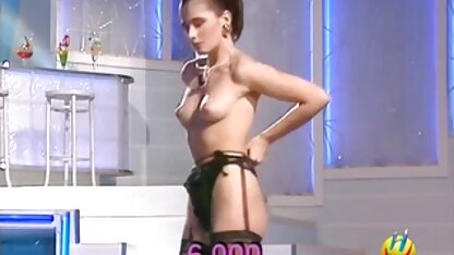 Brunette Perdolit sur l'Île. ronde et cochonne
