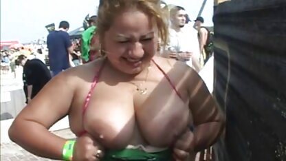 Brunette donne mec sperme africaine cochonne dans son sperme.