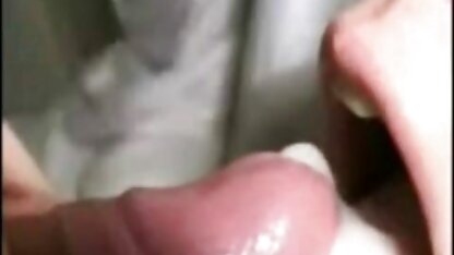 Une femme effectue des relations grosses et vieilles salopes sexuelles vaginales avec un homme.