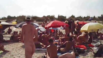 Caoutchouc sur la fille après grosses cochonnes en chaleur le sexe.