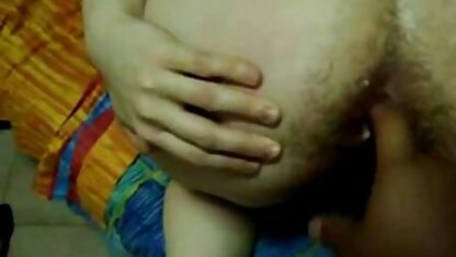 Insérez vieilles cochonnes salopes le membre dans une fille.