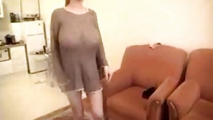 La blonde a apporté le fer et s'est fait femme 40 ans cochonne baiser dans le simulateur.
