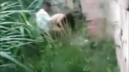 Motard frire les cheveux bruns sur le dessus policière cochonne du vélo.