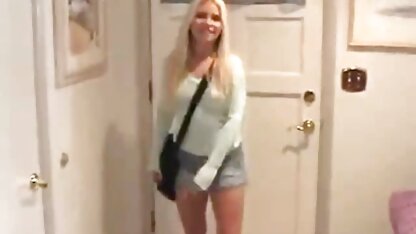 Un tres vieille cochonne étudiant fait une fellation à l'enseignant.