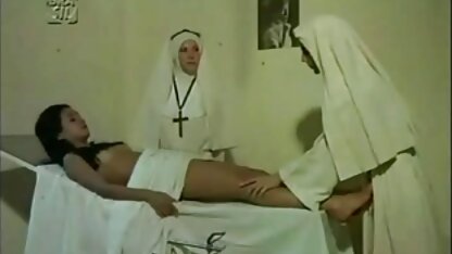 Beauté nue marchant dans video cochonne amateur la Cour.