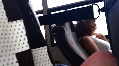 Sperme coulait sur le joli visage lesbienne tres cochonne d'un adolescent.