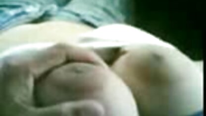 Fille petite française cochonne ayant des relations sexuelles avec une fille qui pleure.