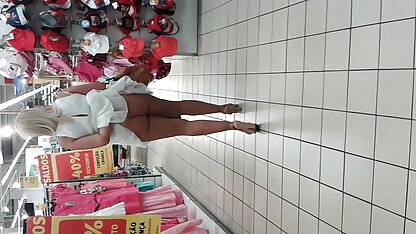 La brune se pencha dans une pose et baise. femme arabe cochonne