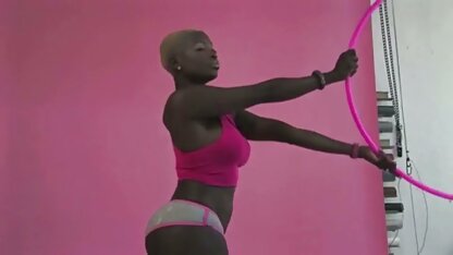 L'homme barbu qui baise salopes baiseuses une grosse femme.
