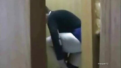 Un homme tâtonnant son xxx video cochonne pénis devant les yeux d'une femme.