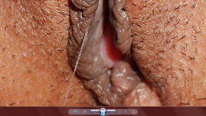 Blonde russe écarte ses porno porc jambes pour le sexe.