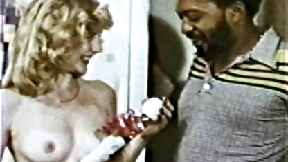 Blonde baise entre les seins. cochonnes video