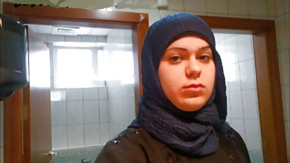 Homme appréciant un gangbang avec trois video x vieilles salopes mamelons.