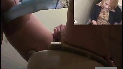 Un homme noir regardant videos la cochonne un poulet et baisant la blonde.