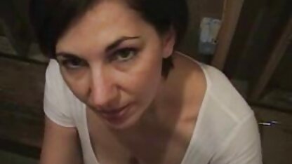 Une femme avec des tresses essayer le sperme avec xvideo la cochonne sa langue.