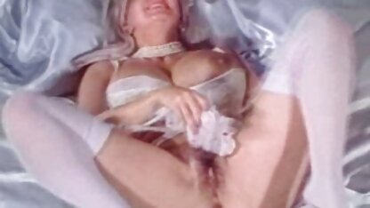 Blondes visser un homme noir dans cochonnes sexy la chambre.