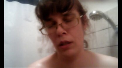 Actrice cochonne allemande lesbienne frottant des chattes dans le vestiaire.