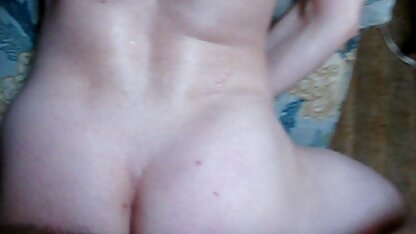 Les femmes la cochonne porn bouclées ont déchiré deux trous.