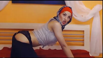 Tenter un chapeau avec un jouet mature bien cochonne sexuel.