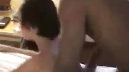 Les filles se masturbent dans la petite cochonne française salle de bain.
