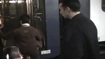 Un homme baisé par cochonne tube des cheveux bruns dans la chambre à coucher.
