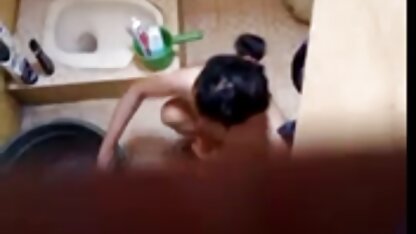 Asiatique obtient une cochonne porn bite qui est habile dans le vagin.