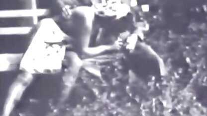 Bouclés ils s'accouplent avec un homme pornocochon devant la caméra.