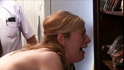 Coulée dans le cochonne en voiture porno.