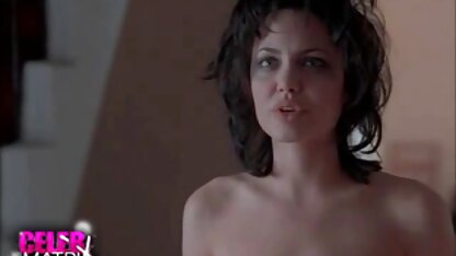 Deux belles femmes ont des relations sexuelles avec un homme qui lui a attaché les mains. vieille cochonne en manque