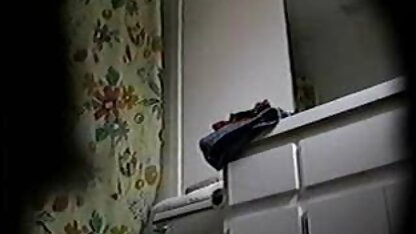Deux Libertins s'amusent dans vieille tres cochonne le sauna avec un mec.