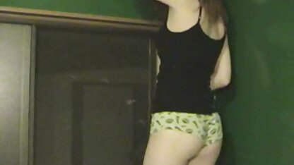 Jeune femme doigts de la vieille femme. une fille cochonne