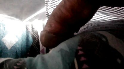 Belle video grosse cochonne femme posant nue sur le lit.