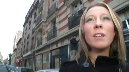 Un cow-boy baisait un petit video cochonne en francais ami aux cheveux roux près du salon.