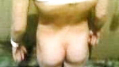 J'ai vu une petite cochonne porn fille nue et baisée.