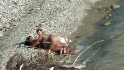 Un homme de la cochonne lyna cypher cinquante ans baise une fille en bikini.