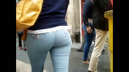 La blonde suce une grosse bite et se fait cochonnes video baiser.