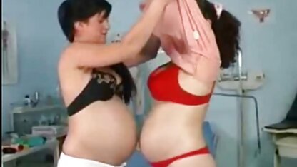 Masturbation due salopes de vieilles à la gravité et à la marche nue.