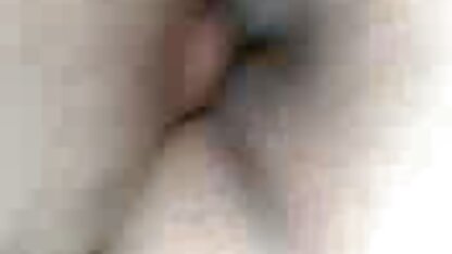 Un homme dans une chemise à carreaux mendolit deux mentoviki. salopes francaises videos