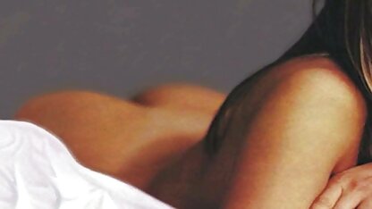 Brunet taquine les videos de vieilles salopes hommes et fait l'amour.