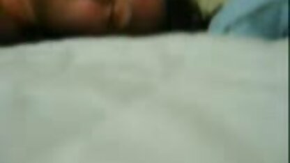 Dani Daniels se fait baiser dans femme 60 ans cochonne la salle de bain.