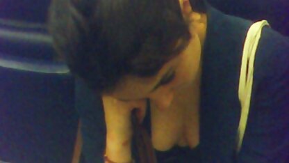 Brunette doigter sa chatte poilue. la cochonne lyna cypher