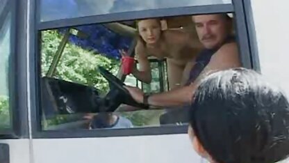 Une fille nue était allongée sur le dos et posait. tres tres vieille salope